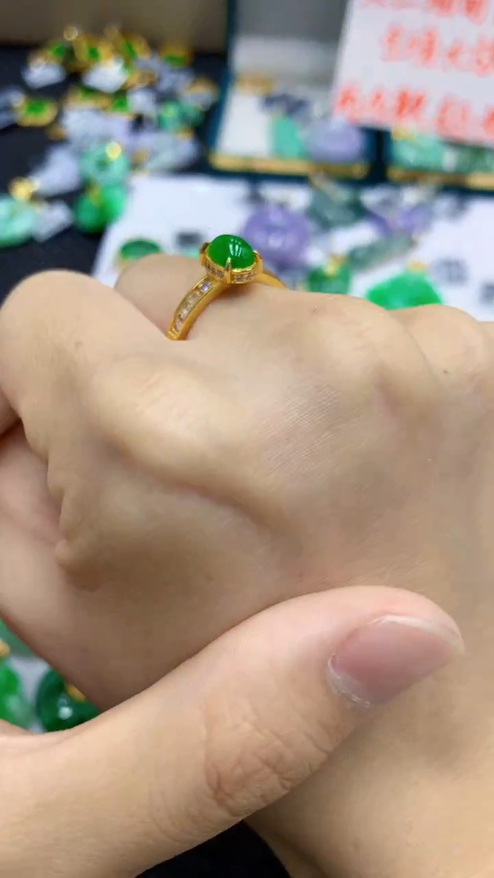 翡翠未镶嵌颈饰             1