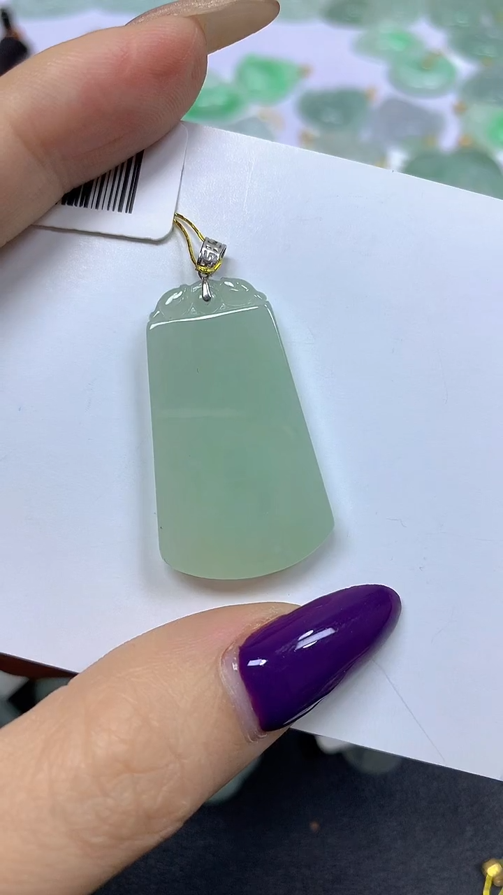 颈饰18K金镶嵌翡翠 