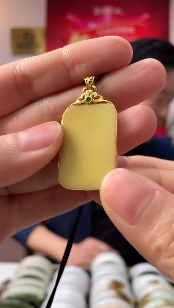 【闪购商品】和田玉颈饰18K金镶嵌黄口无事牌吊坠随机发一件