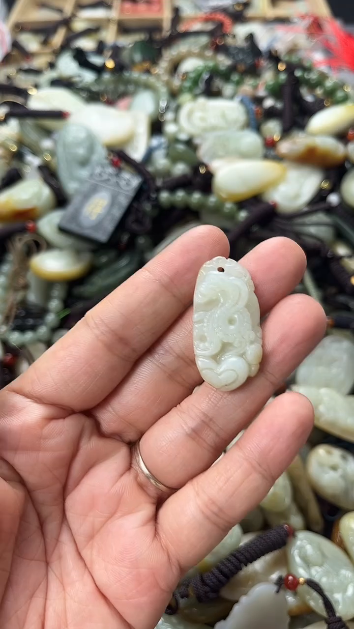 和田玉未镶嵌颈饰（多样性发一件）没有证书有瑕