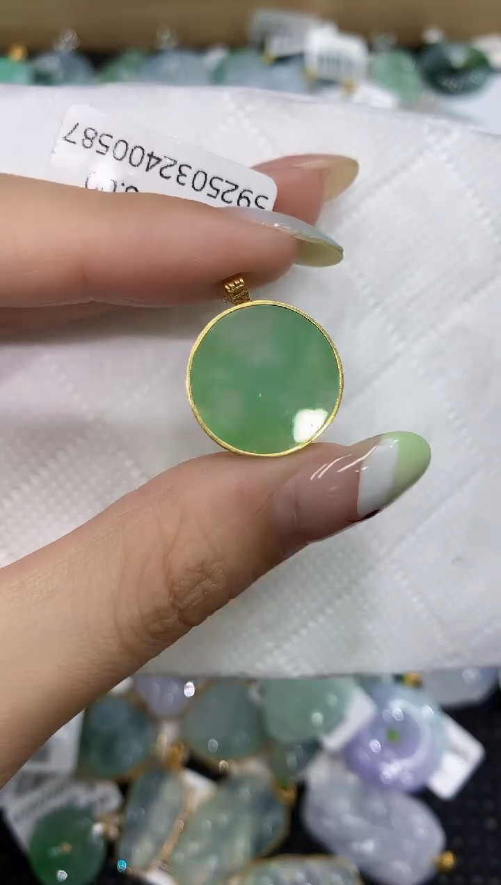 翡翠18K金镶嵌颈饰111111111111