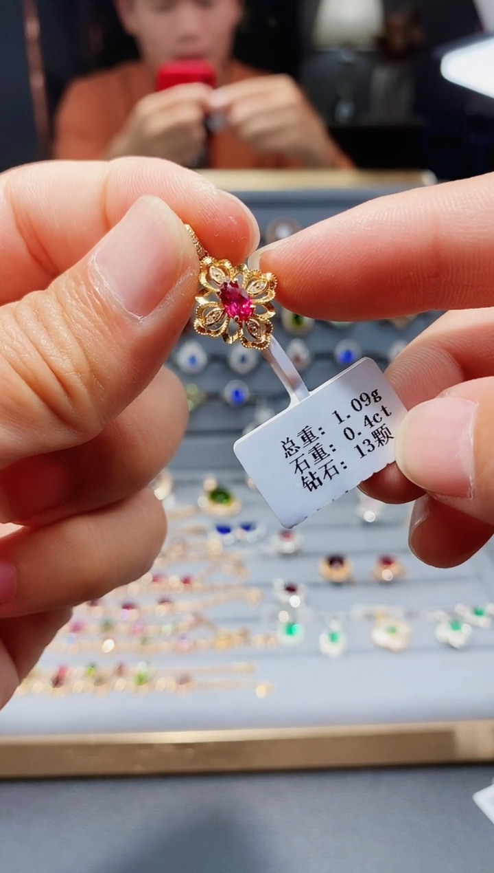 【闪购商品】碧玺颈饰18K金镶嵌0.4..