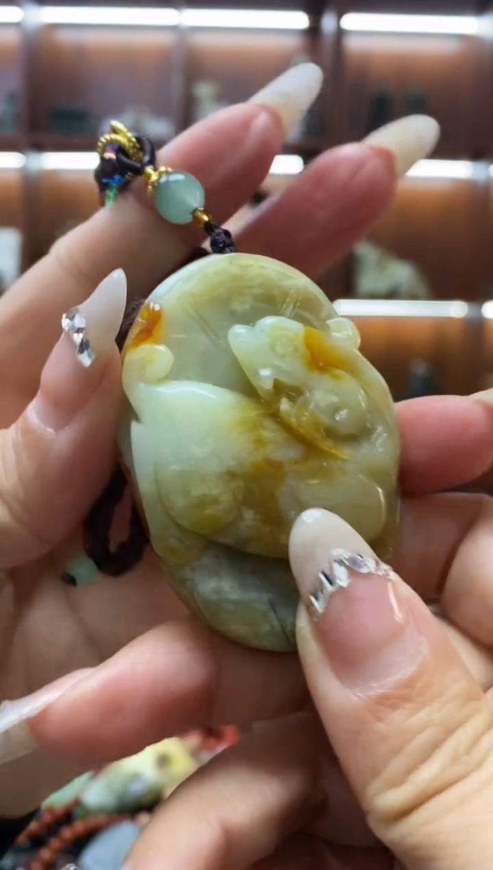 未镶嵌蛇纹石玉吊坠   