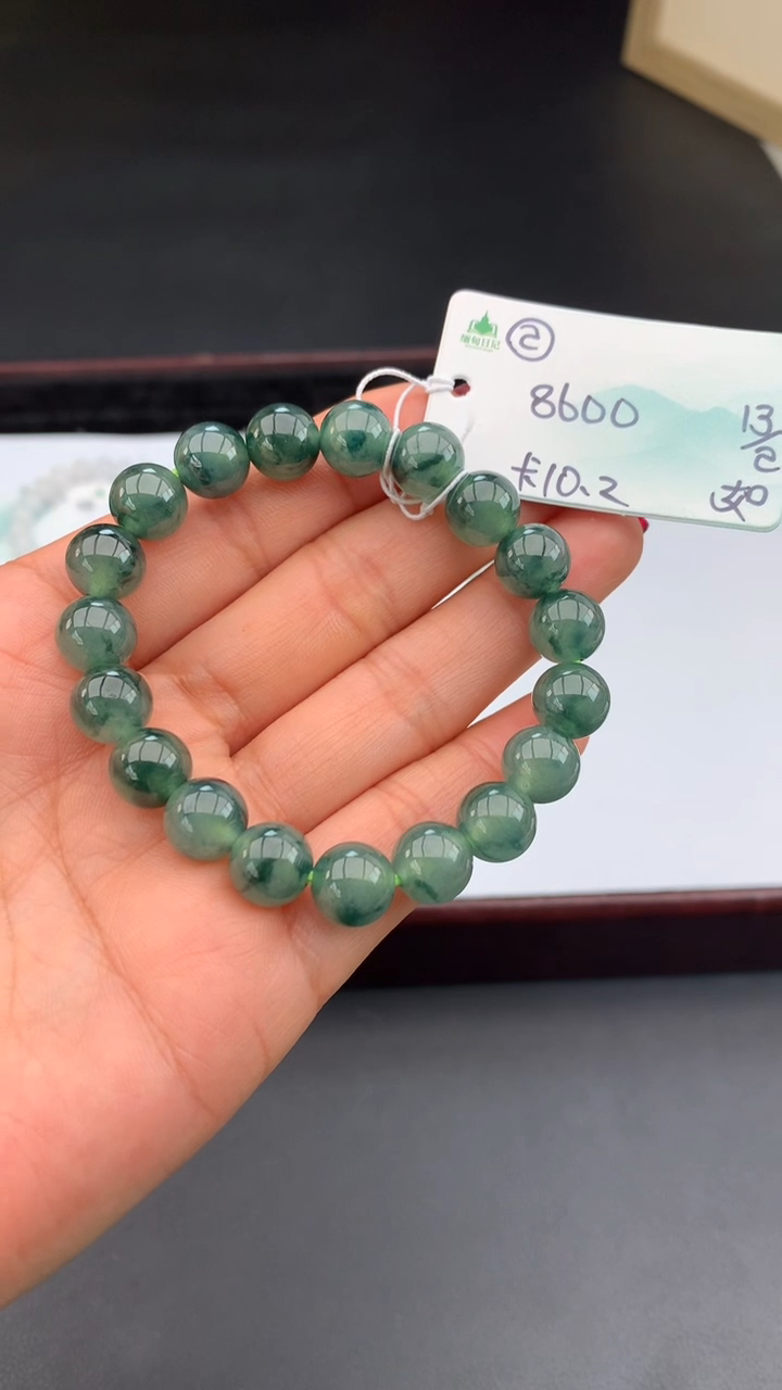 【闪购商品】翡翠手串未镶嵌 #情人节#送礼，下单联系客服核对地址~