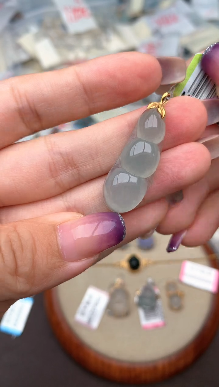 18K金镶嵌挂件翡翠一