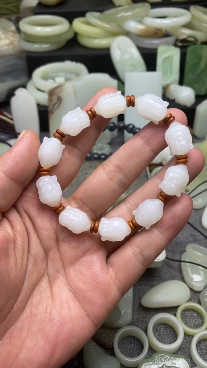 颈饰未镶嵌和田玉憨****哥手串
