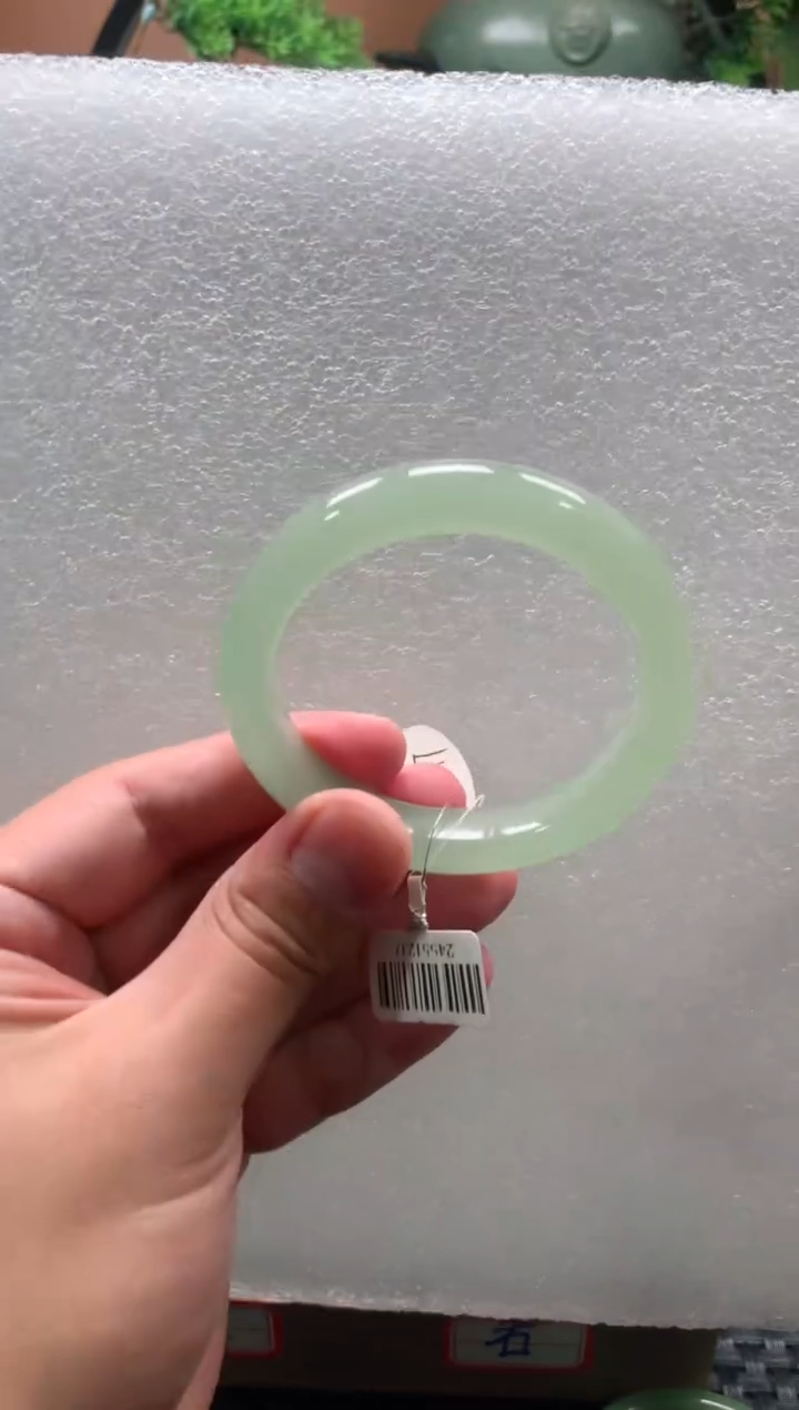 【闪购商品】石英质玉手镯未镶嵌青青56+多人