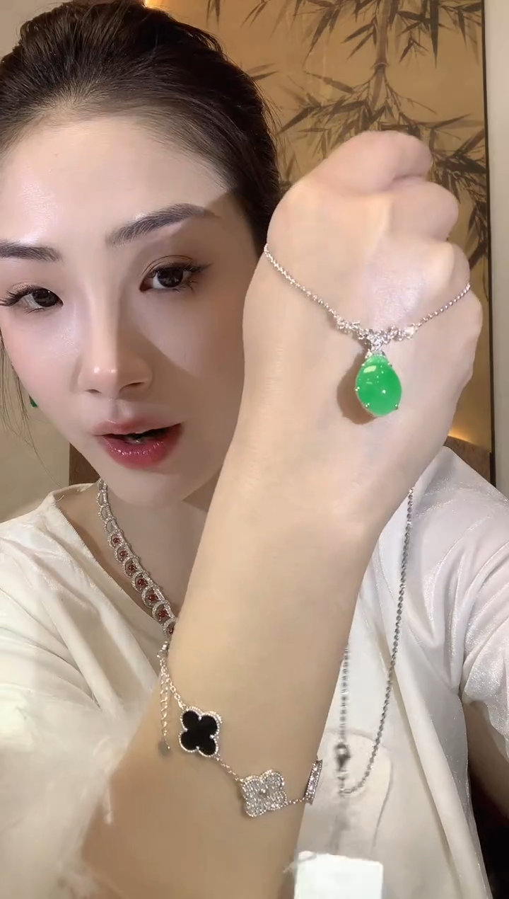 【闪购商品】翡翠吊坠(不含链)18K金镶嵌D23