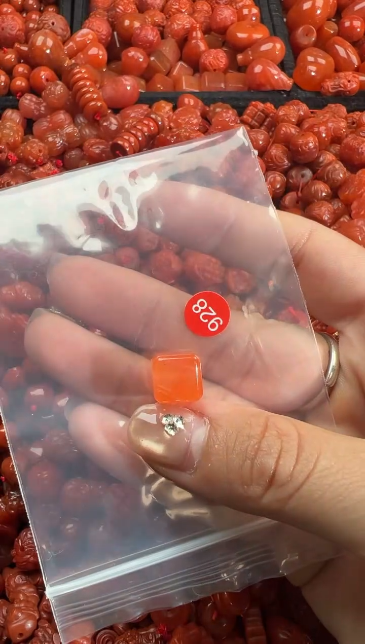 南红玛瑙未镶嵌颈饰2