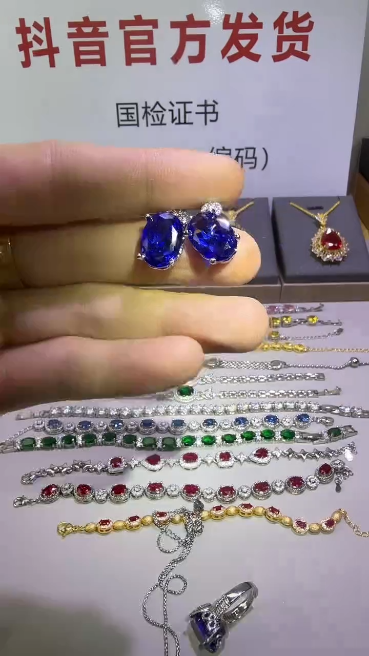 18K金镶嵌耳钉钻石97