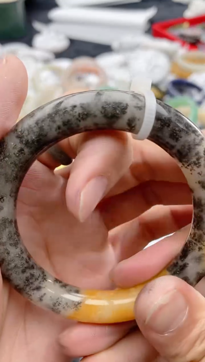 【闪购商品】石英质玉手镯未镶嵌192