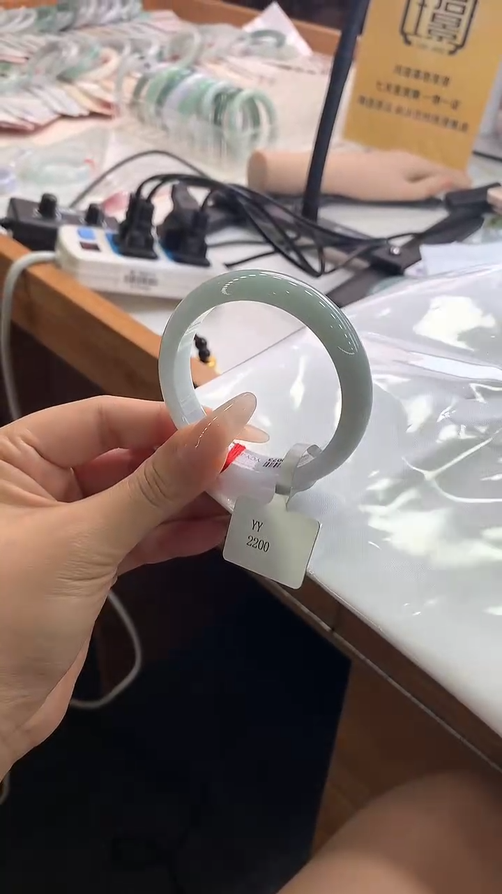 未镶嵌手镯翡翠淡绿色正圈 52 53 1