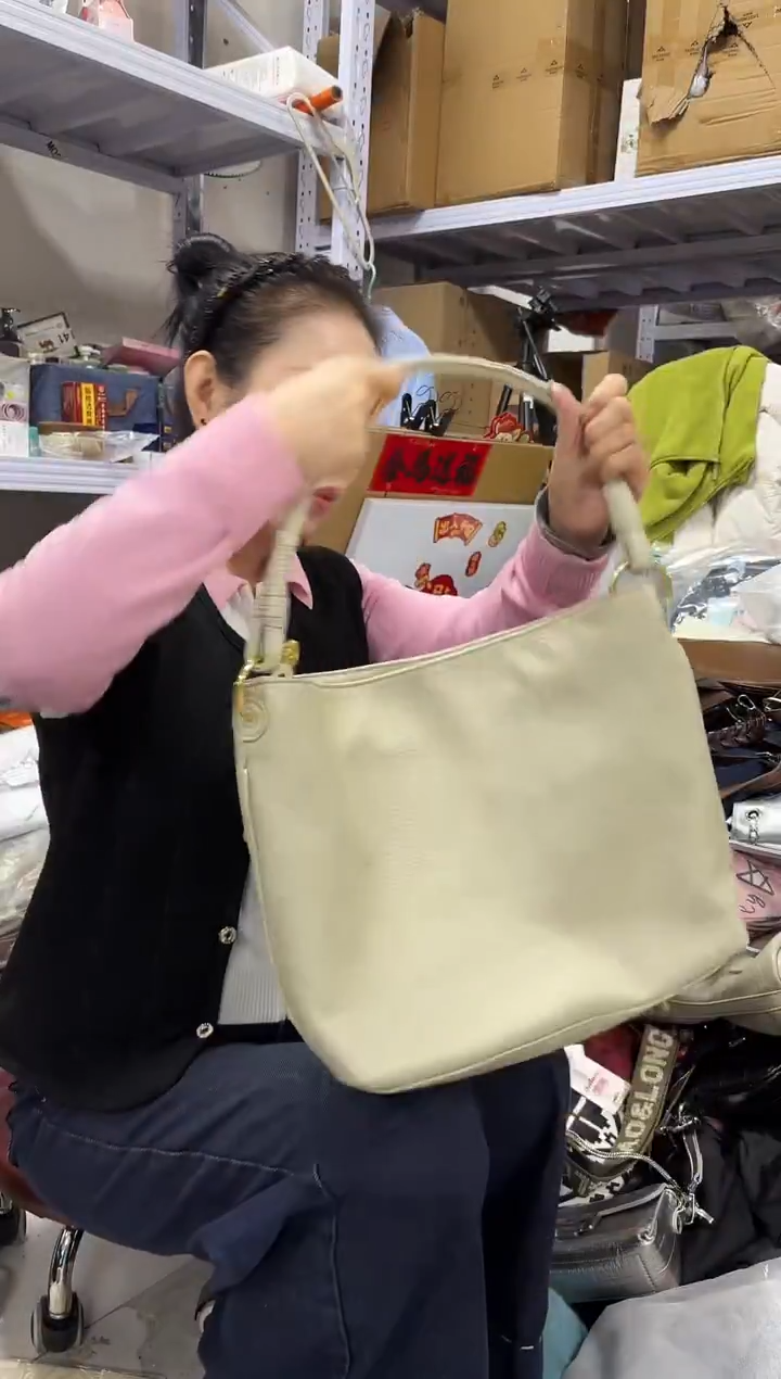 PVC点点小红心 没关注的关注一下主播