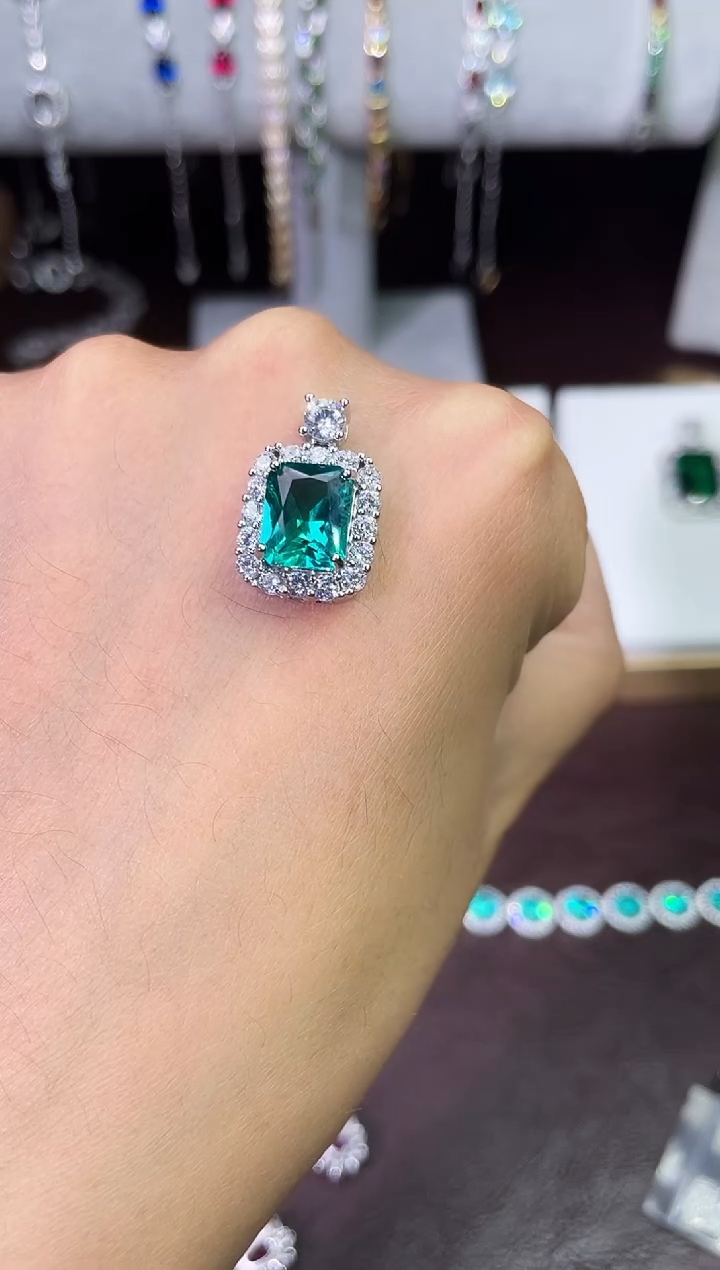 足铂镶嵌合成（培育）蓝宝石吊坠(赠链)湖水绿吊坠