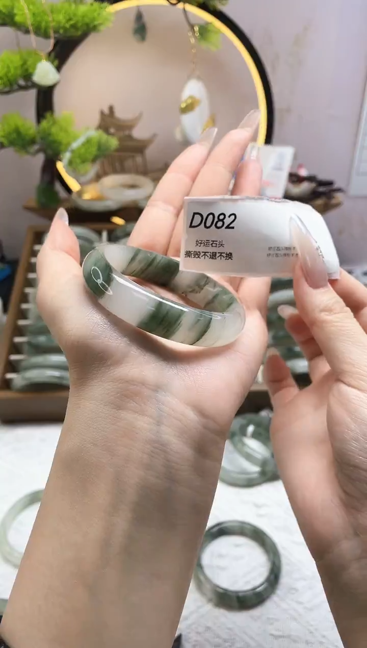 未镶嵌手镯石英质玉微瑕082