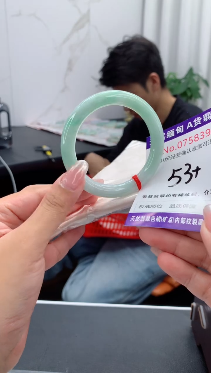 翡翠手镯未镶嵌有纹，完美者勿拍