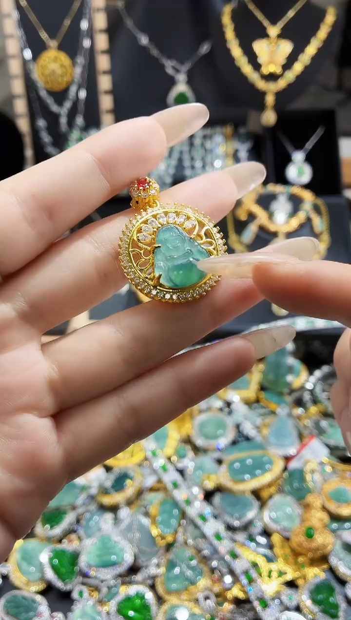 翡翠未镶嵌吊坠(赠链)天然翡翠a货 多样性发其一