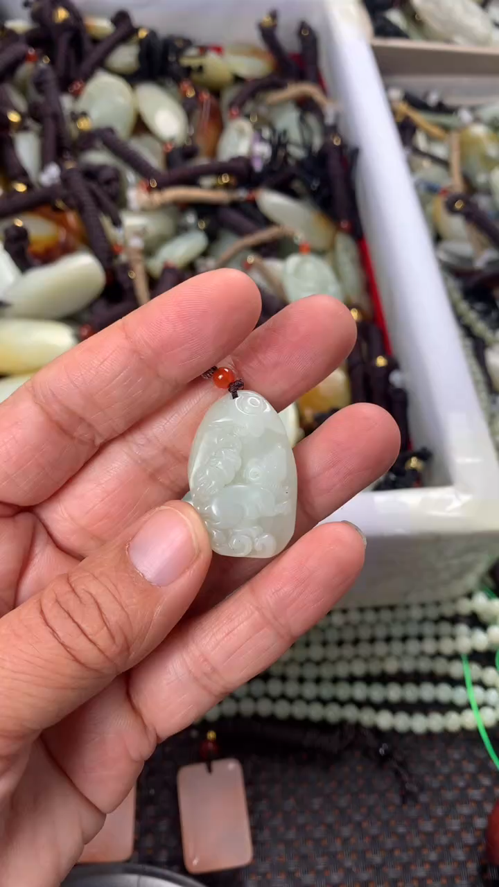 【闪购商品】和田玉颈饰未镶嵌多样性发货没有证书，拍一发一.有瑕