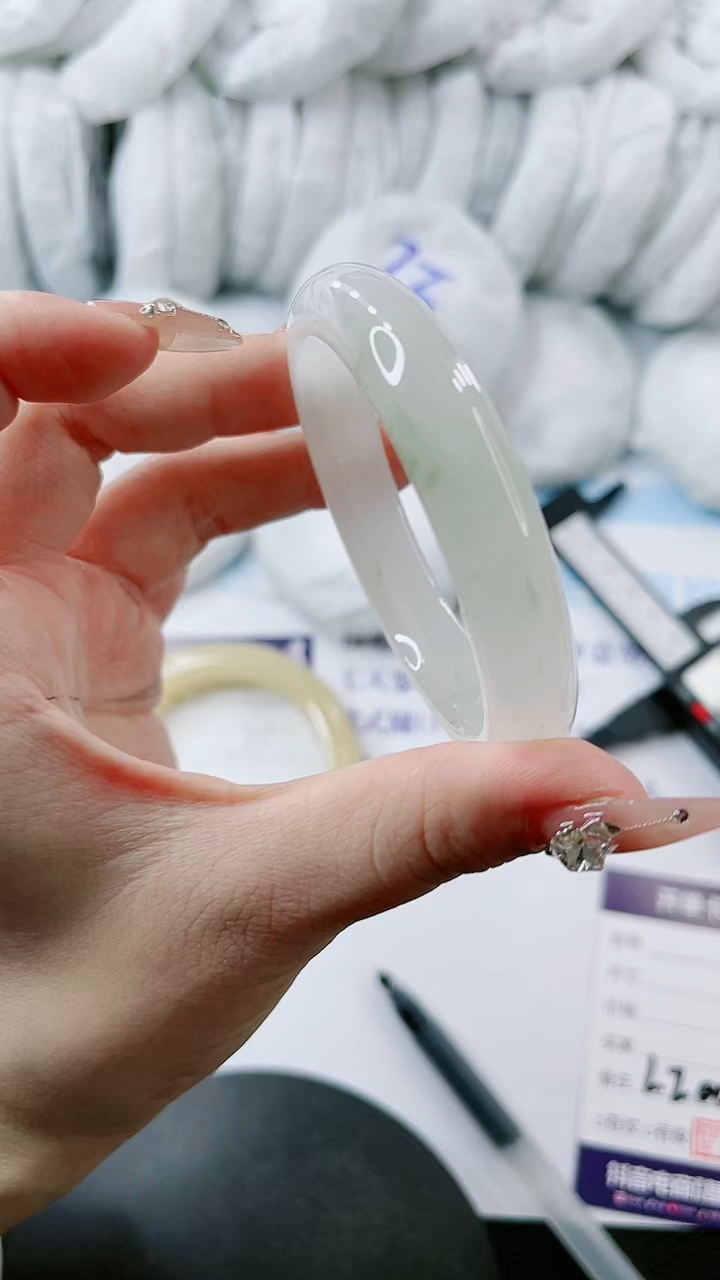 【闪购商品】石英质玉手镯未镶嵌多样性发货L200