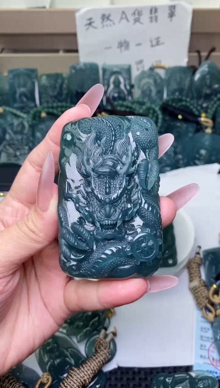 颈饰未镶嵌翡翠          