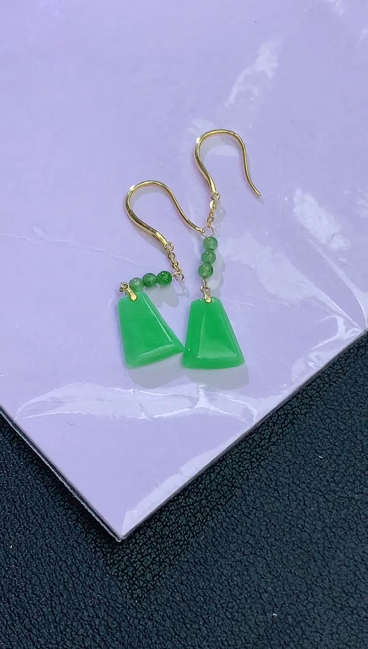 18K金镶嵌翡翠耳饰到此为止