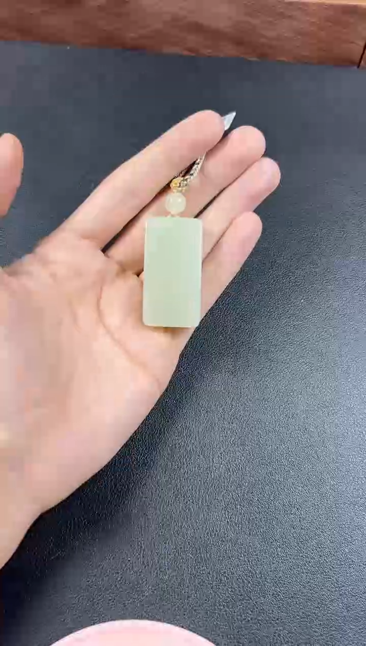 和田玉未镶嵌吊坠(赠链)且末微色差迪克兰一细吊坠