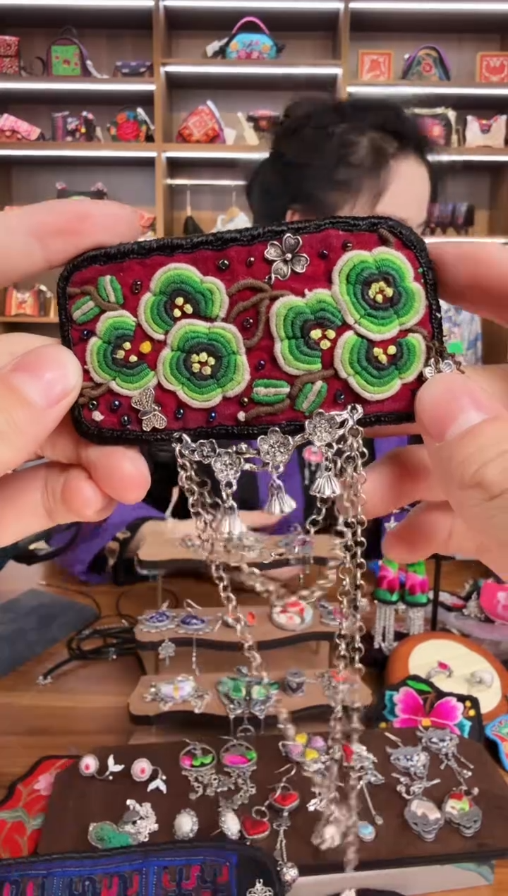 【闪购商品】织绣166蒙阿苏苗绣传承