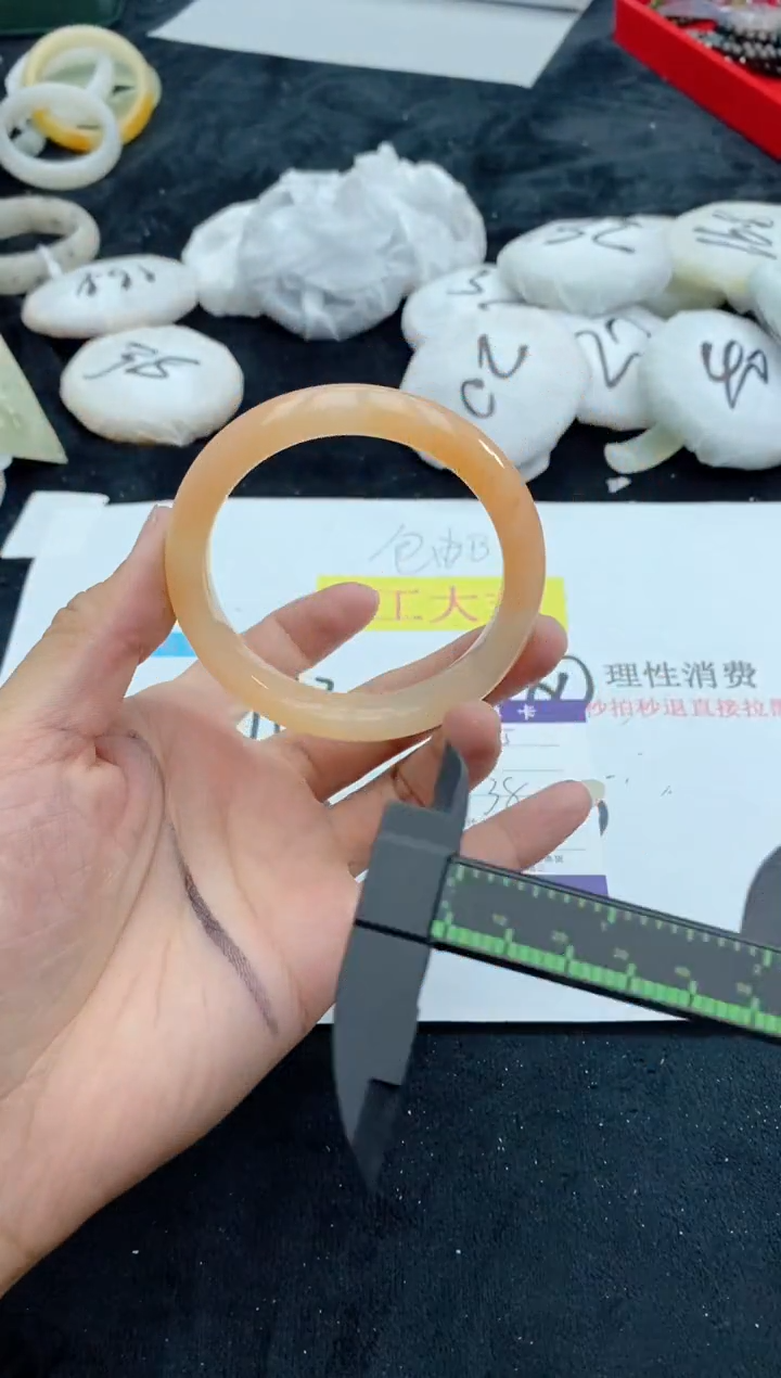 【闪购商品】石英质玉手镯未镶嵌95