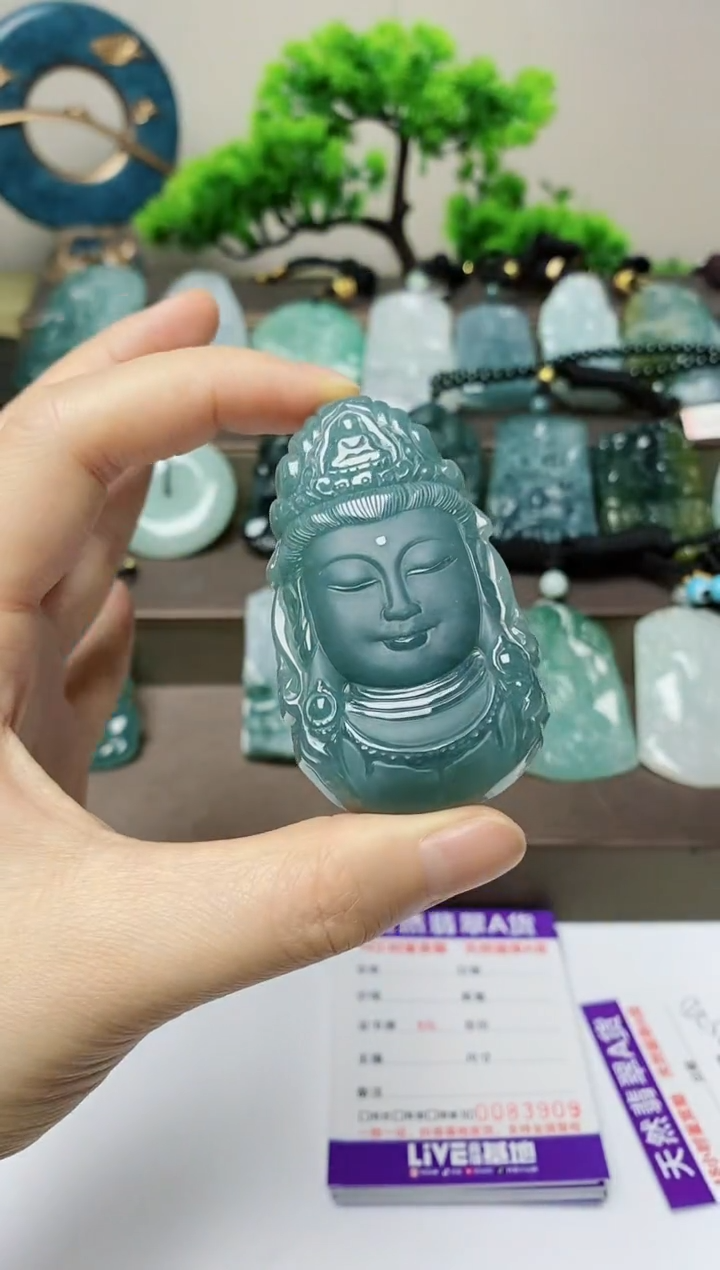 翡翠未镶嵌颈饰        