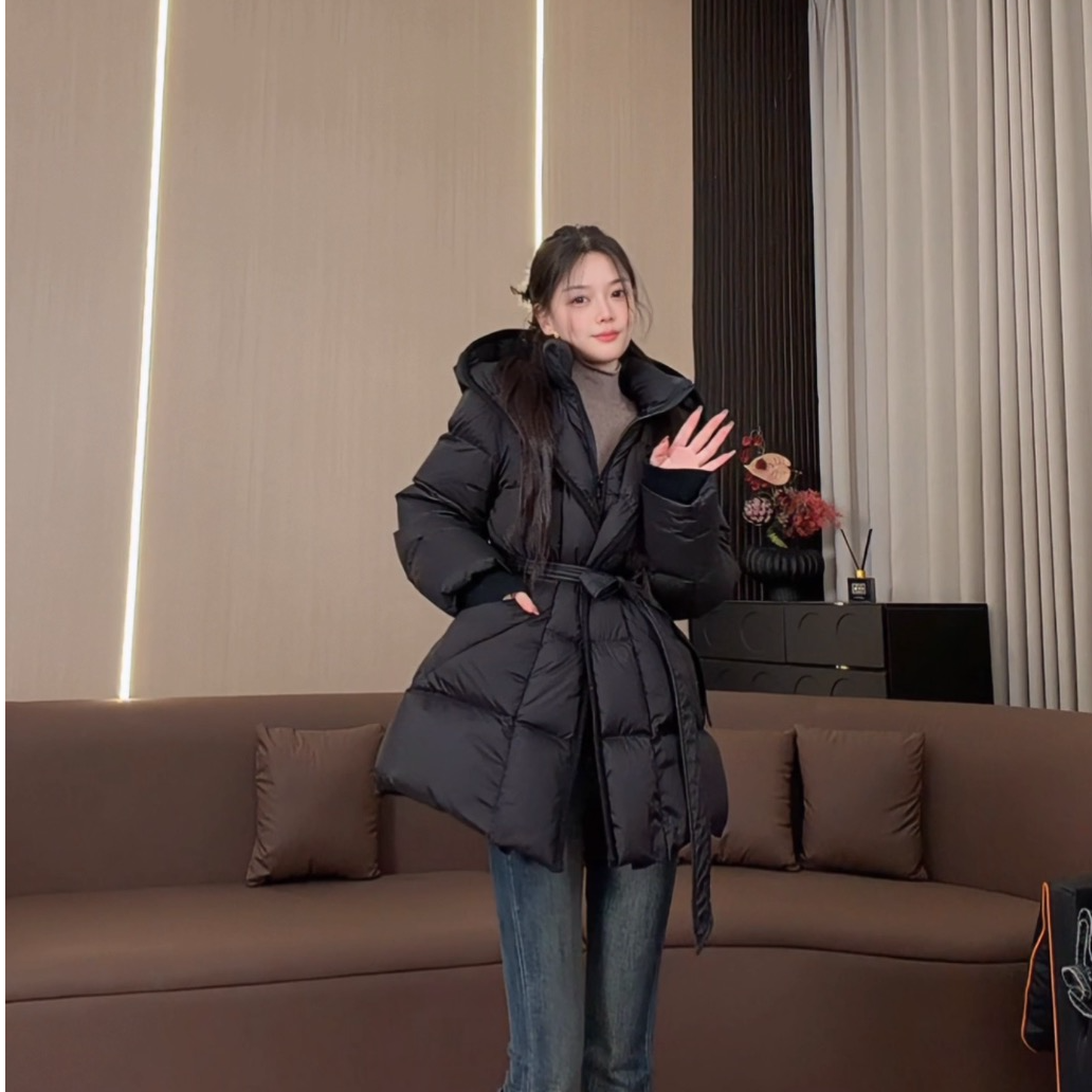 2025新款90绒中长款收腰羽绒服女长袖连帽翻领女装轻职风毛呢边4
