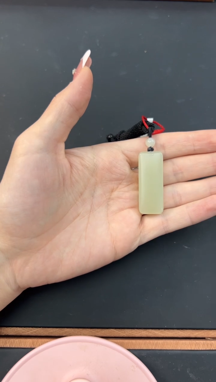 【闪购商品】和田玉吊坠(赠链)未镶嵌且末微色差迪克兰吊坠