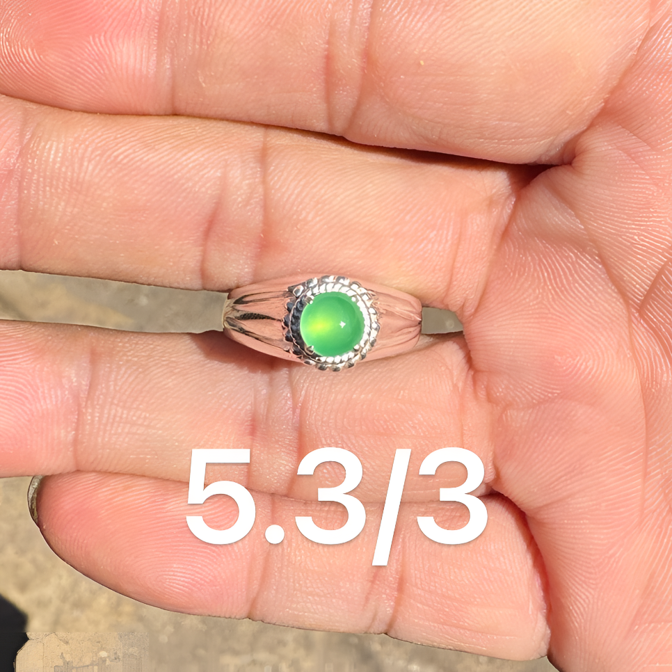 1120(小哪吒在源头)玻璃种翡翠正圆木那绿戒面干净肉细荧光足M40