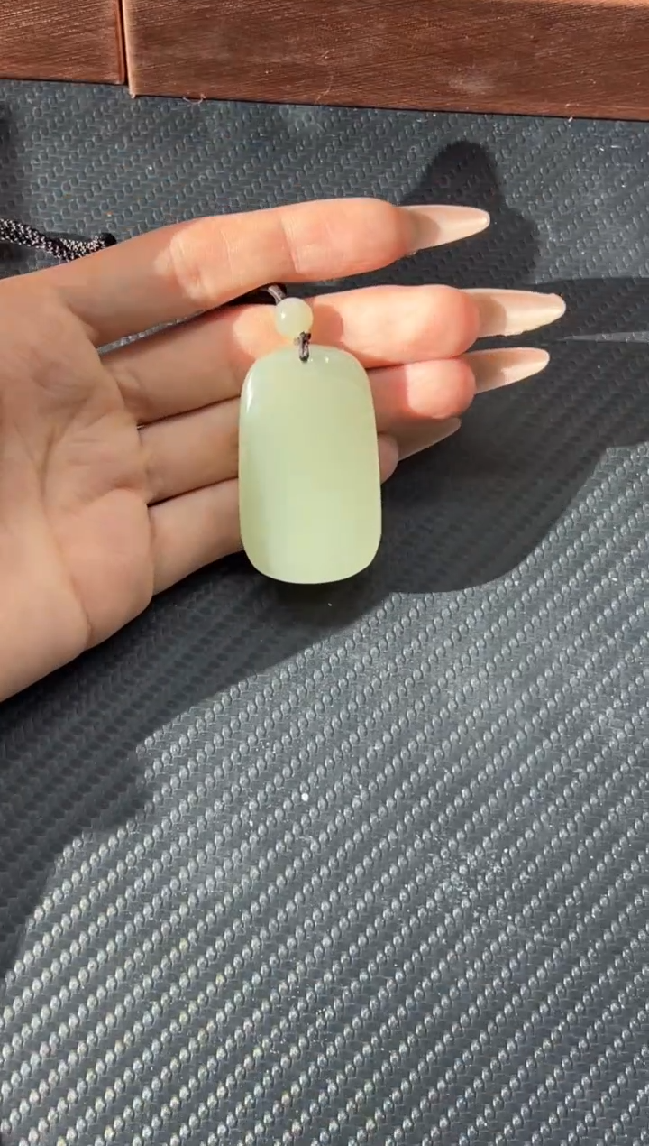 吊坠(赠链)未镶嵌和田玉且末近矿微色差吊坠M