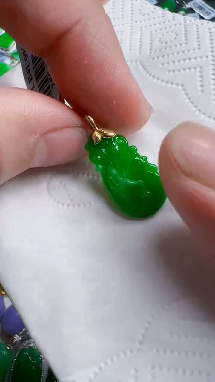 颈饰18K金镶嵌翡翠吊坠