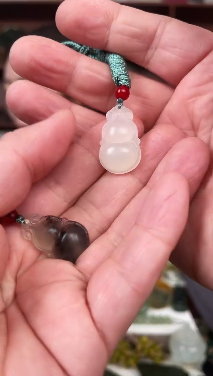 未镶嵌蛇纹石玉颈饰`