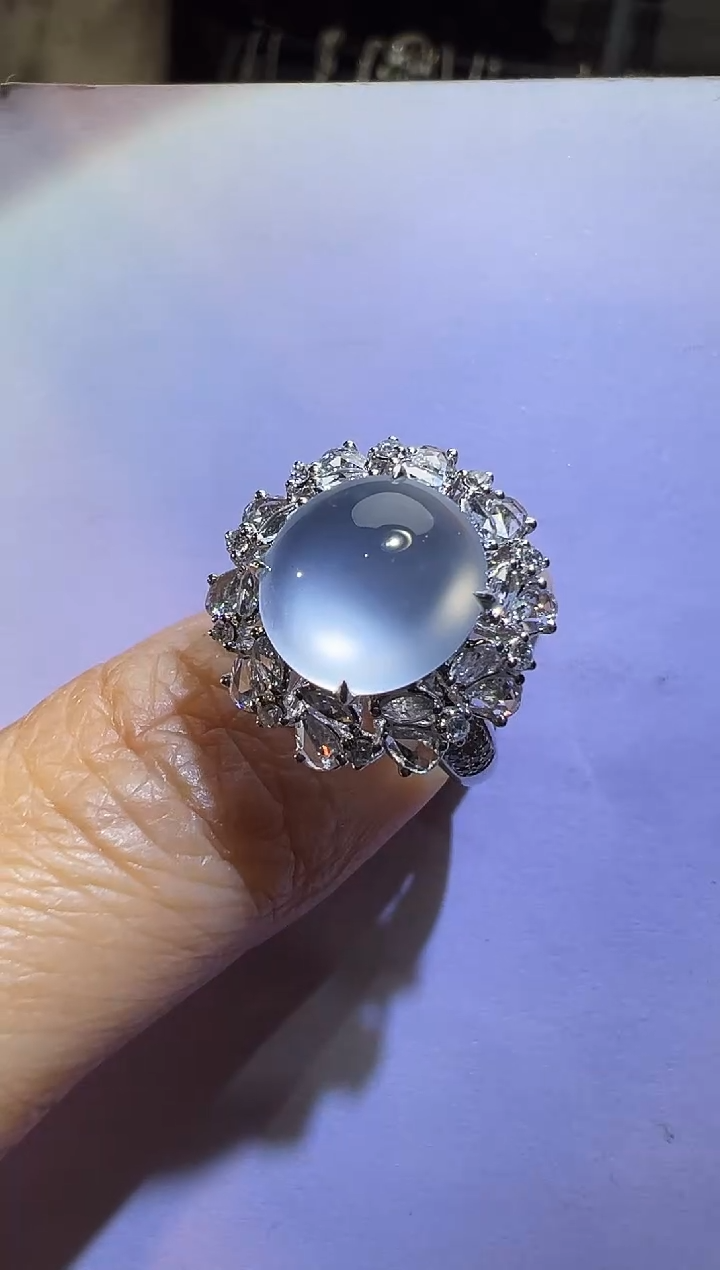 18K金镶嵌戒指翡翠蛋面