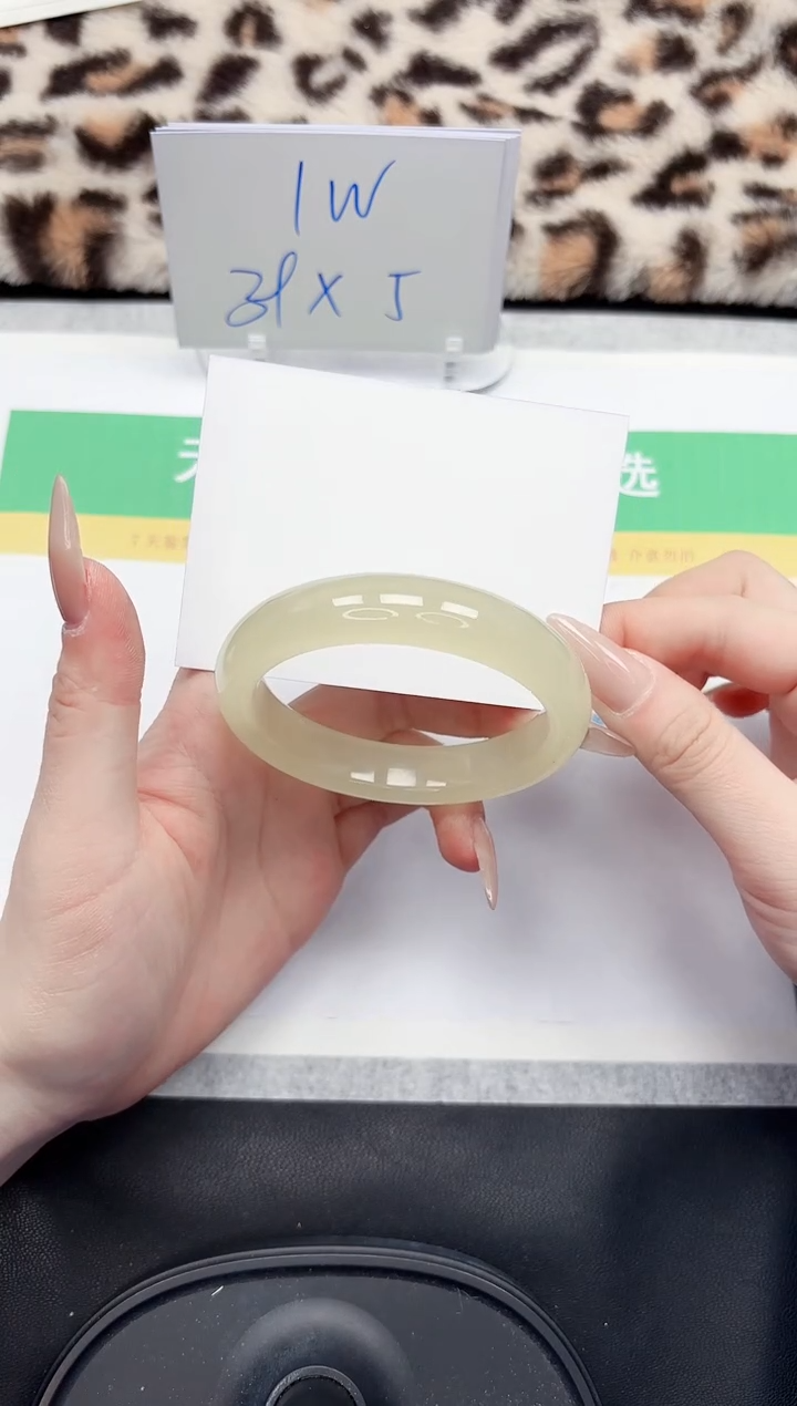 【闪购商品】石英质玉手镯未镶嵌86-59.3