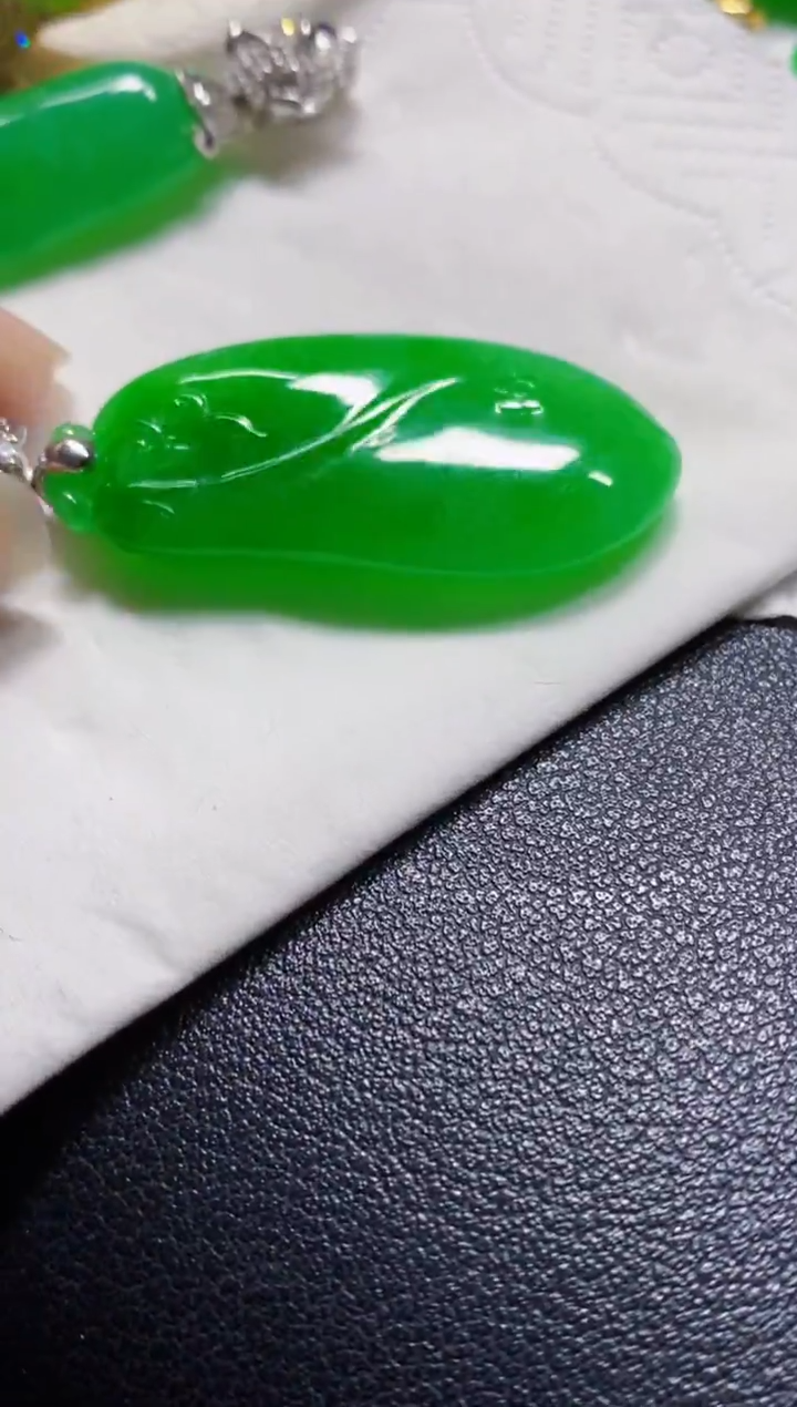 颈饰18K金镶嵌翡翠再****?瓜