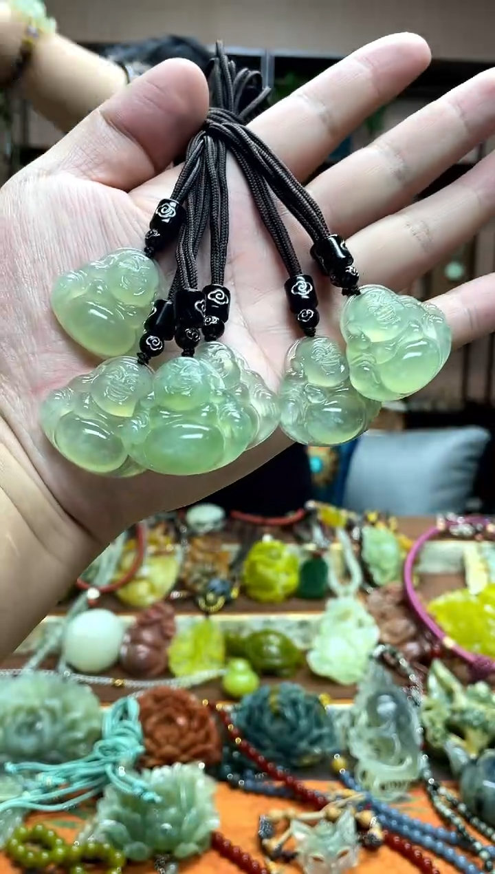 未镶嵌岫玉吊坠多样性发货发其中之一