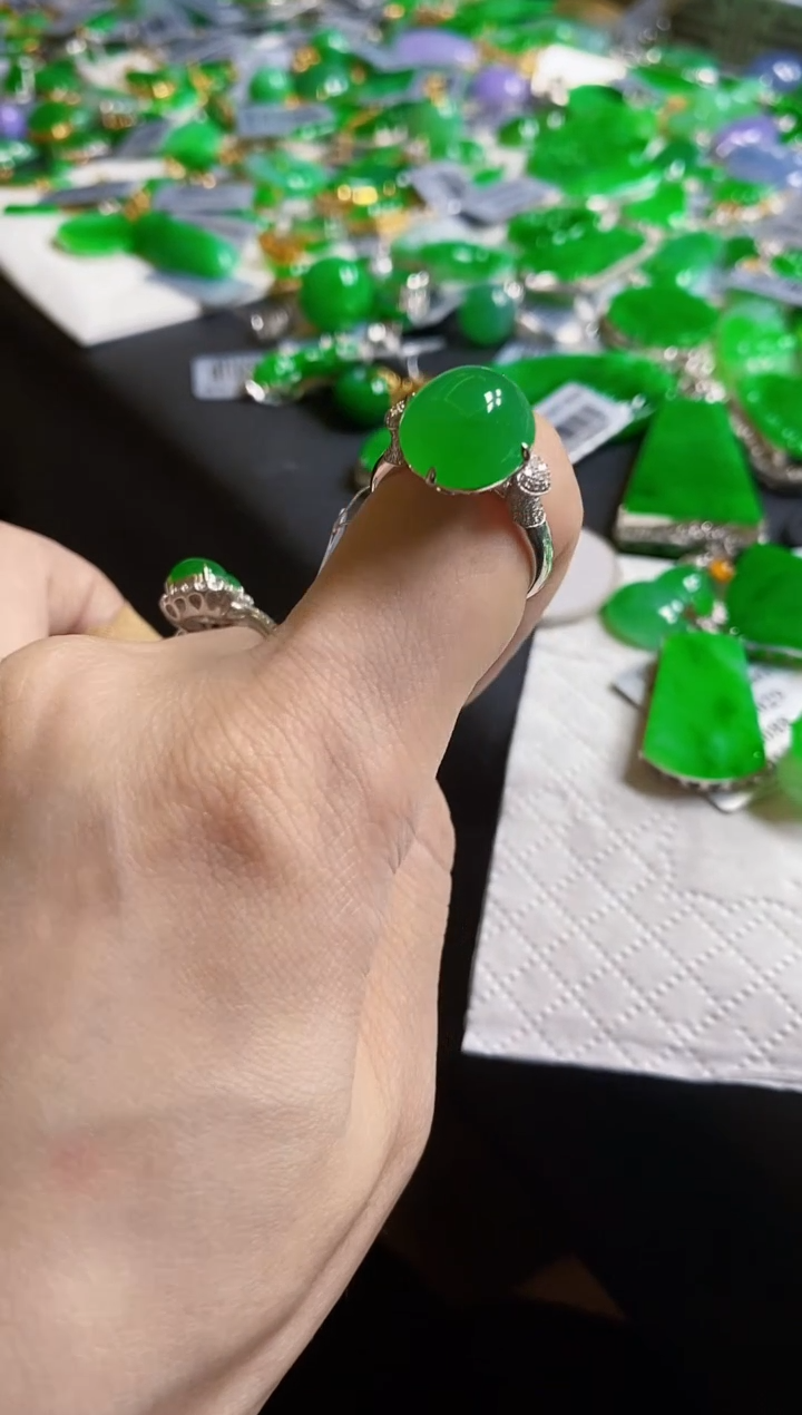 翡翠18K金镶嵌颈饰戒指