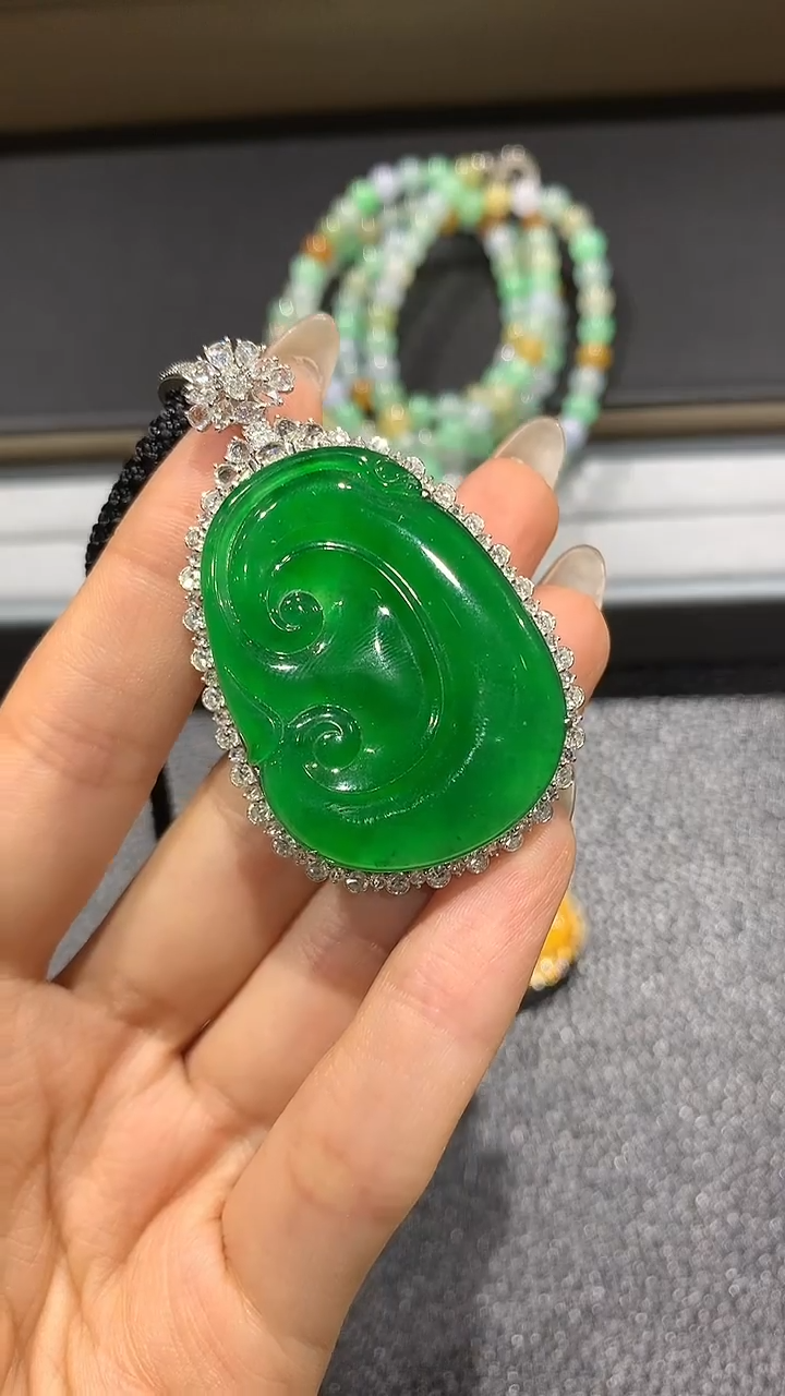 【闪购商品】翡翠吊坠(不含链)18K金镶嵌99团购