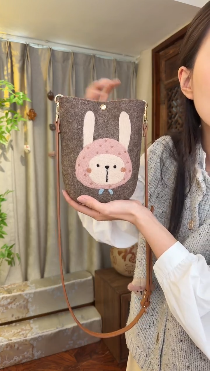 羊毛非遗羊毛毡包 手机包兔子