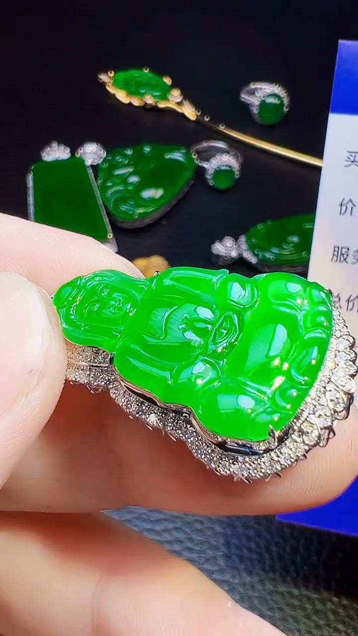 颈饰18K金镶嵌翡翠龙*翡翠