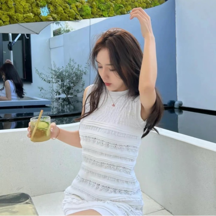 99新 Chanel/香奈儿  HW0142  花卉镂空花边刺绣针织连衣裙 36码