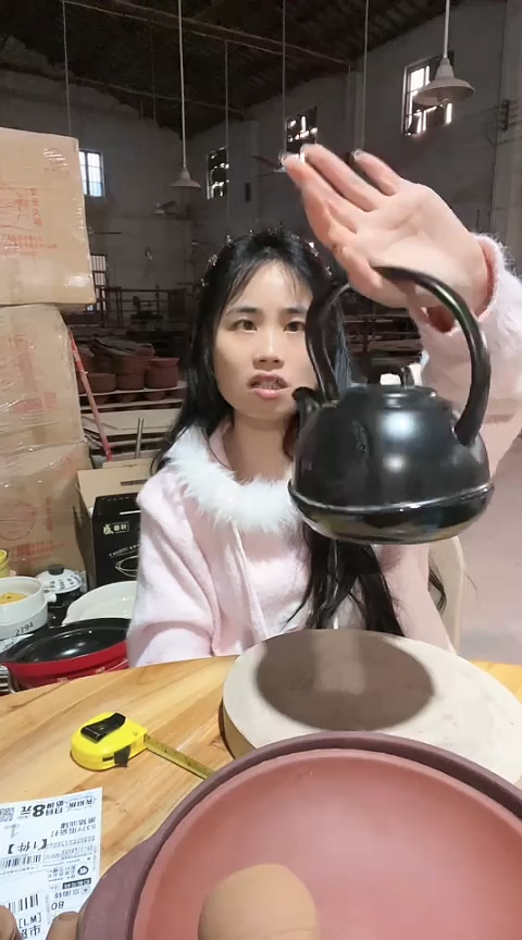 陶瑕疵黑色福字壶一个