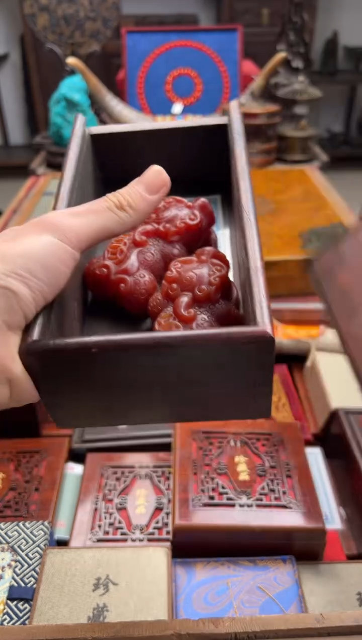 木——————瓷————龙涎香貔貅一对