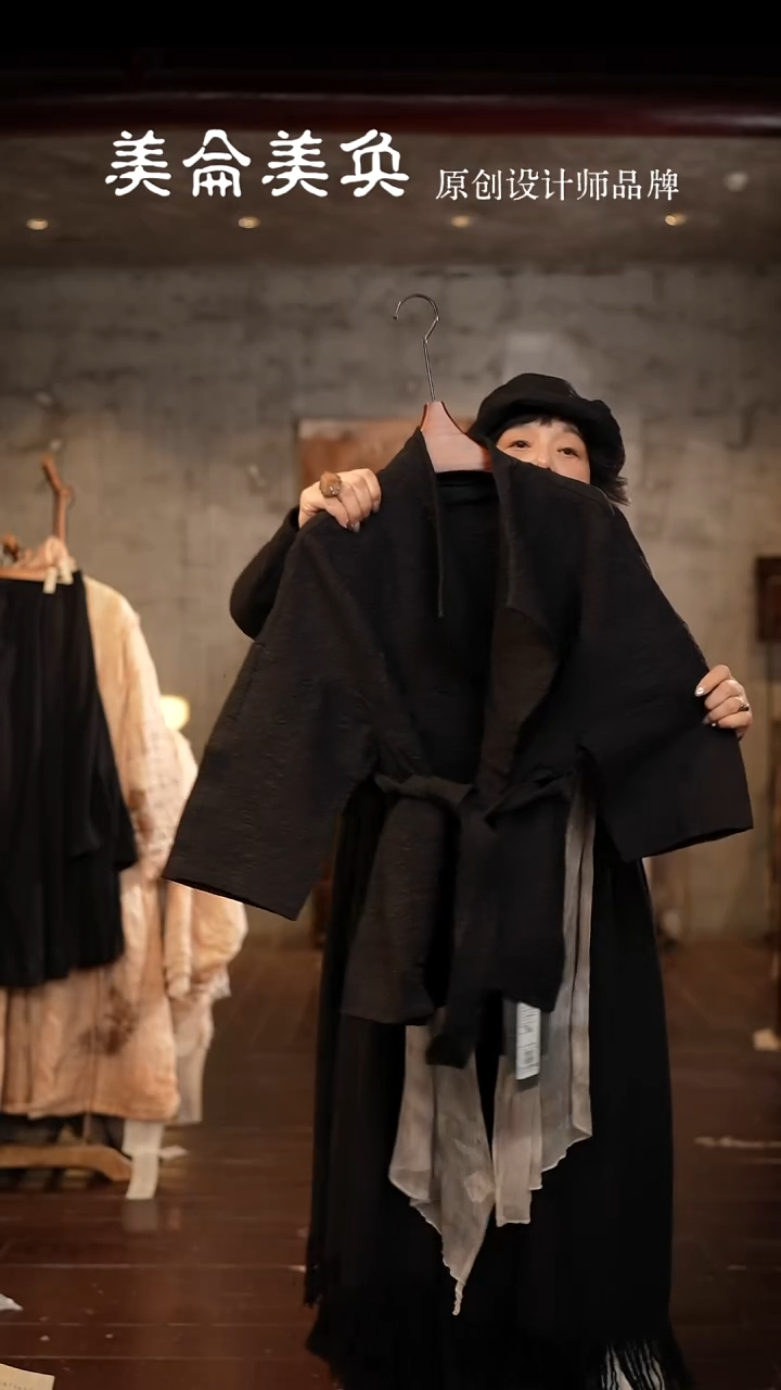 黑色大气短款大衣