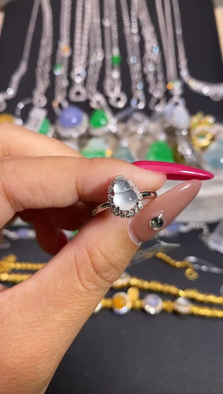 颈饰18K金镶嵌翡翠戒指