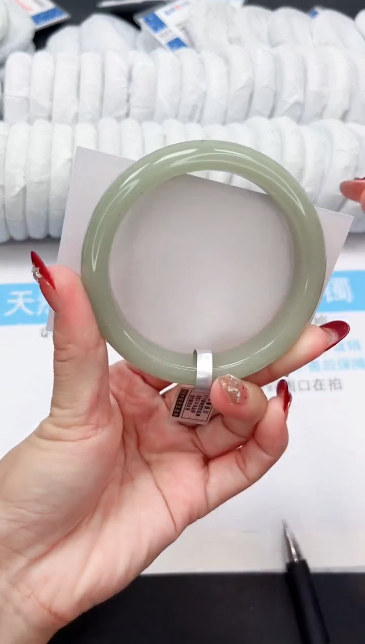 未镶嵌手镯石英质玉149-61.4DK