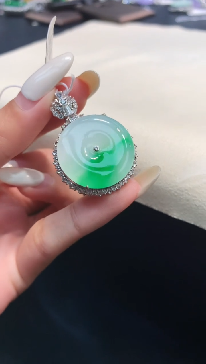 颈饰18K金镶嵌翡翠1